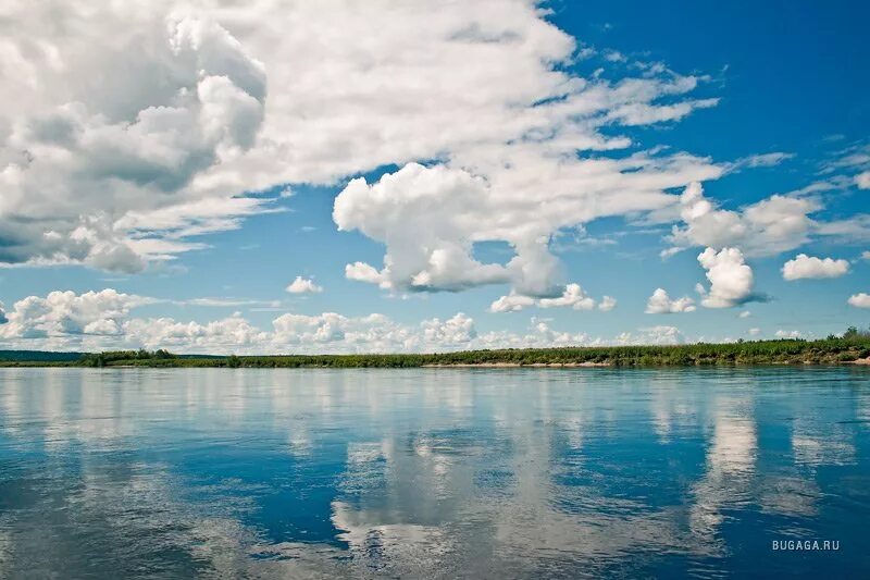 Отражение неба в воде. Облака над озером. Отражение облаков в воде. Облака в реке.