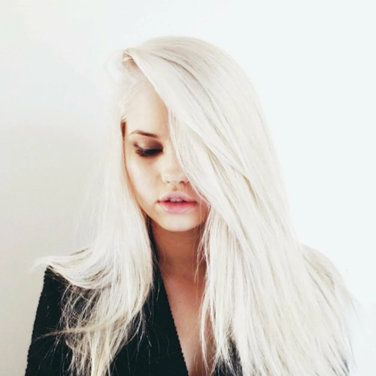 Белые волосы у девушек длинные. Девушка с белыми волосами. Платиновый блонд длинные волосы. Шикарные длинные белые волосы. Девушка с длинными белыми волосами.