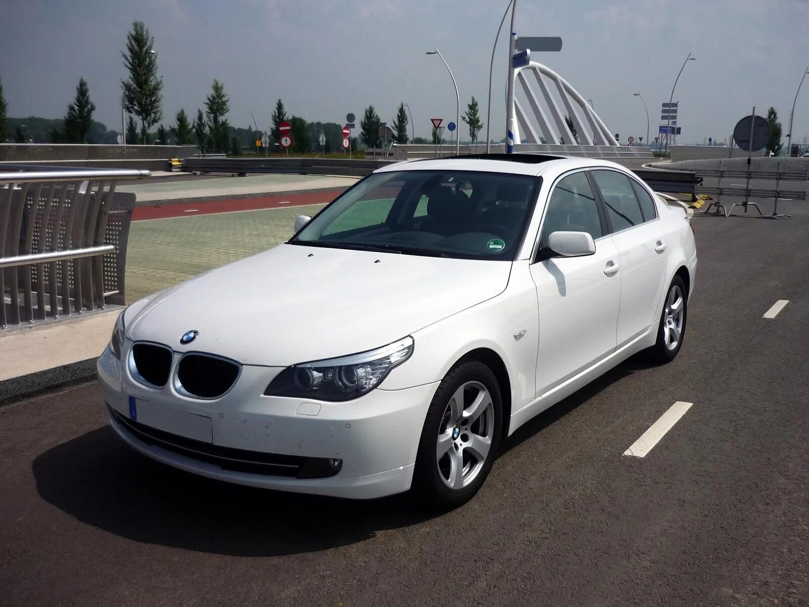 Е60 2009. BMW e60 2009. БМВ е60 белая. BMW 525 e60 белая. BMW e60 520.