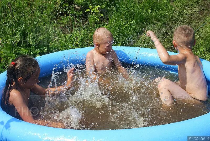 Внук купается на даче. Внуки купаются на даче. Мальчик купается в бассейне надувной. Внучка купается. Внуки купаются