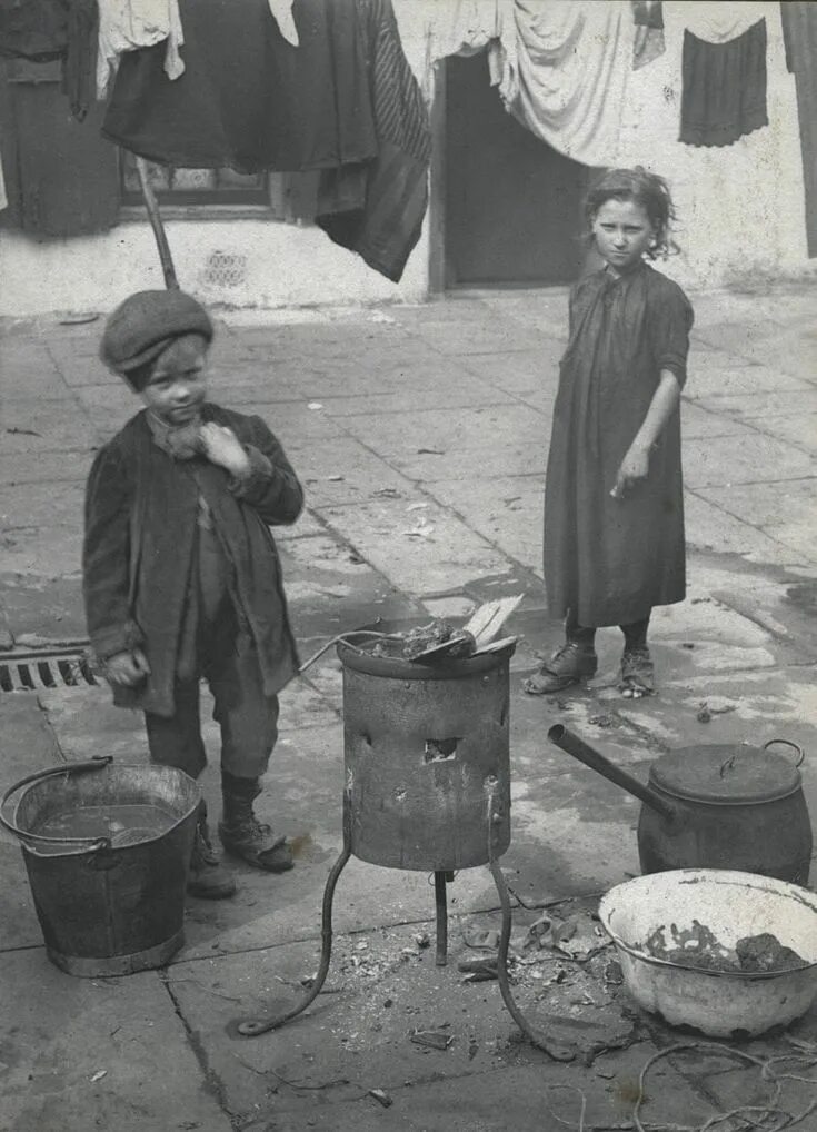 Викторианская эпоха в англии 19 век. Москва 1920 год. Лондон 19го века. Германская деревня средние века. Ирландия 19 век семья.
