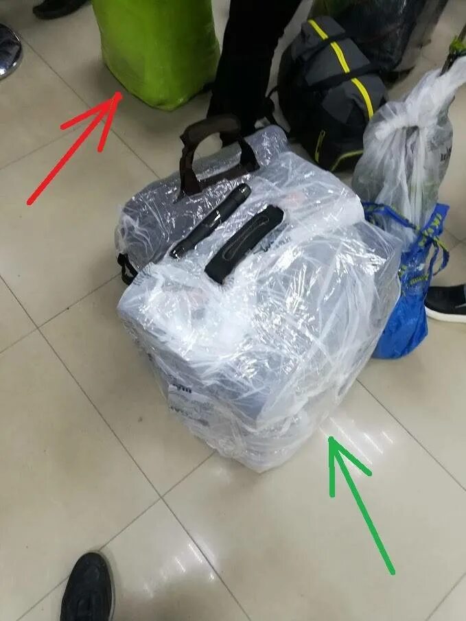 Упаковка сумки в аэропорту. Упаковка чемодана в аэропорту. Упаковка чемодана в мусорный мешок. Упаковка спортивной сумки в аэропорту.
