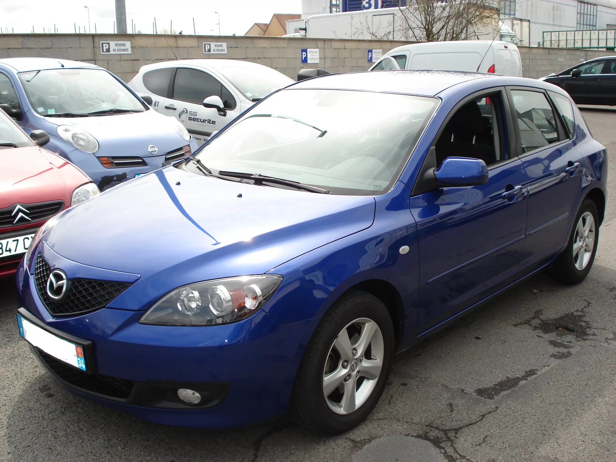 Купить б/у Mazda 3 I (BK) 1.6 AT (105 л.с.) бензин автомат в Москве: синий Мазда