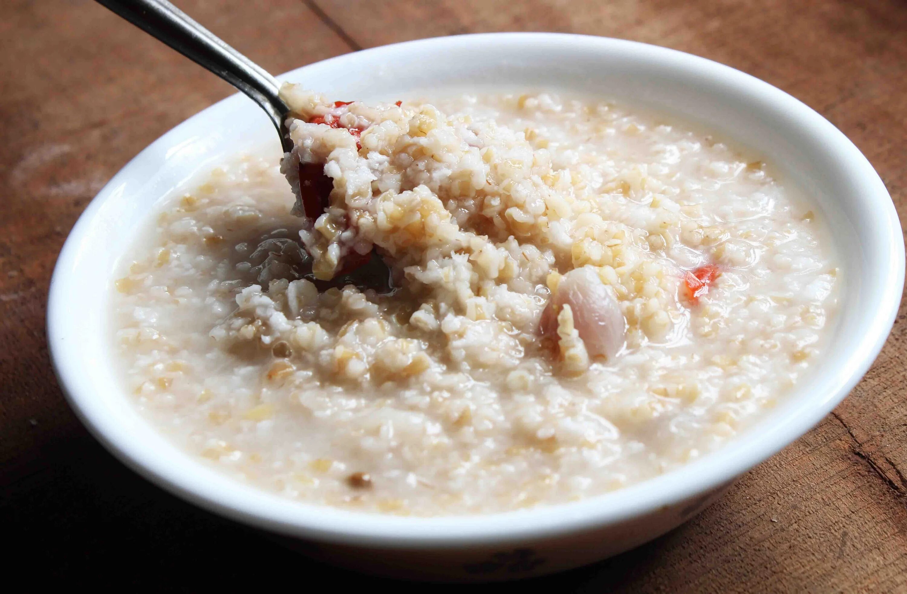 Porridge Шотландия. Окайю каша. Пшеничная каша. Каша пшеничная в тарелке. Бесполезная каша