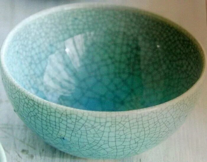 Глазурь для керамики. Трещинки на глазури. Дефекты керамики. Кракле керамика. Белое кракле глазурь.