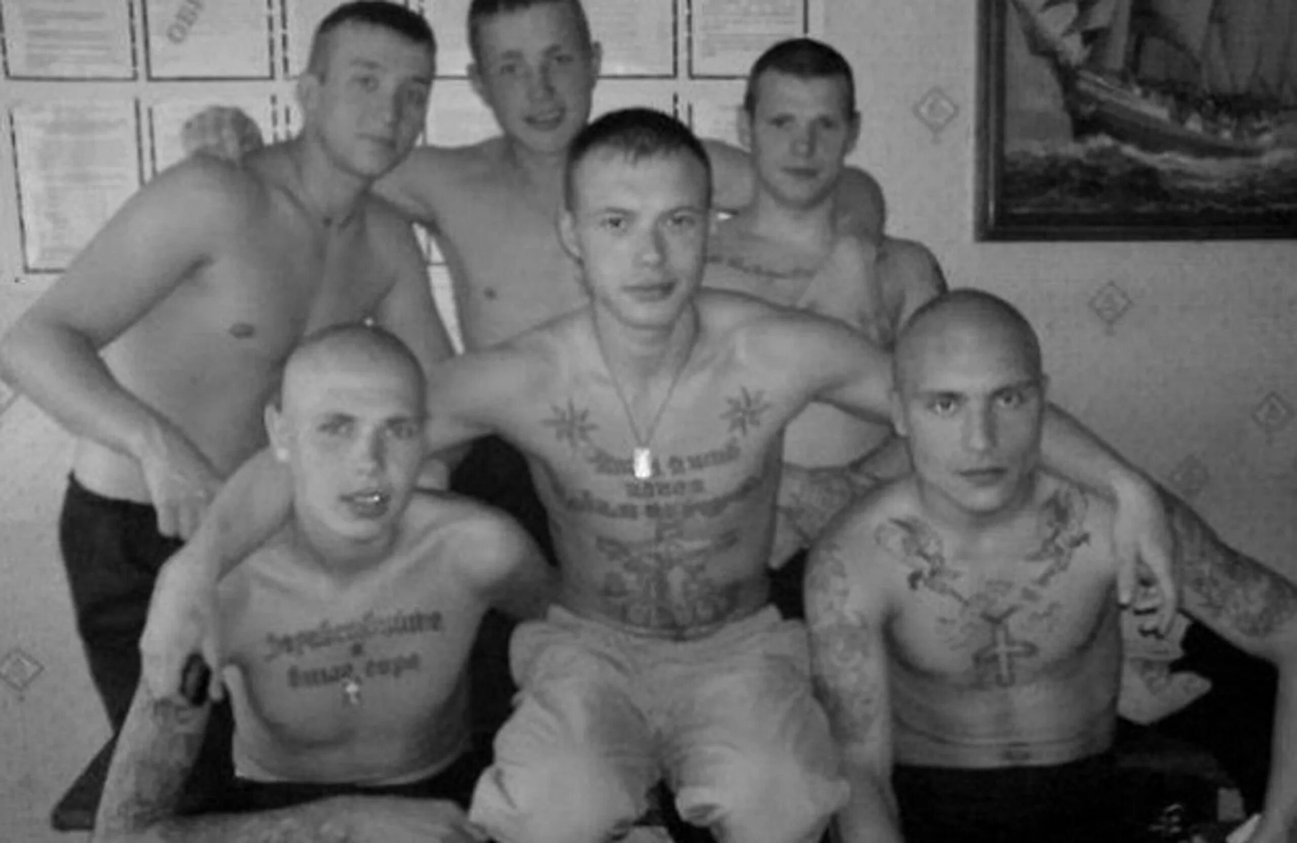 Друзья тюремного бойфренда передали привет с воли