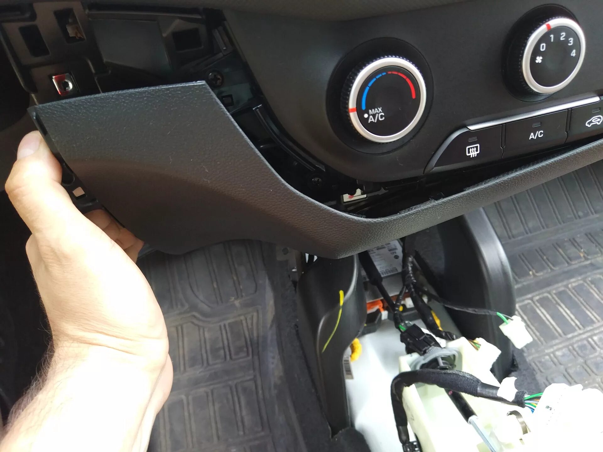Поменял регуляторы печки - Hyundai Solaris, 1,4 л, 2014 года аксессуары DRIVE2