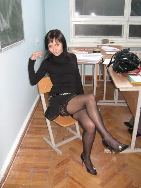 Под юбкой учительницы. Ножки учителей в школе любительское. русская учительница в колготках. русские учительницы в колготках. частное.русская.учительница.в.чулках.