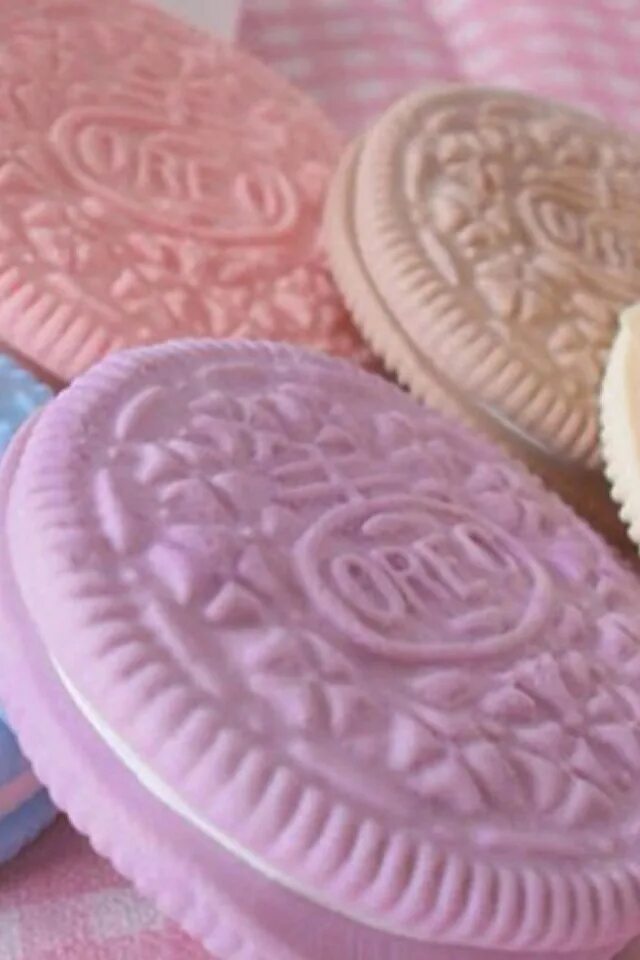 Орео розовое. Розовое печенье орео. орео эстетика. oreo розовое печенье. мини орео печенье розовое.