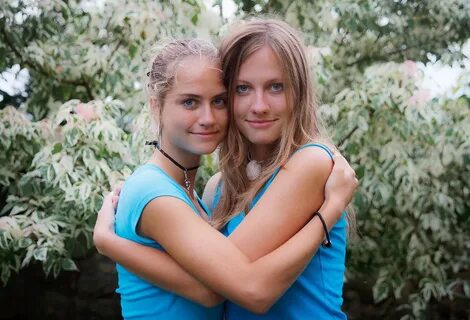 Молоденькая сестра с большими