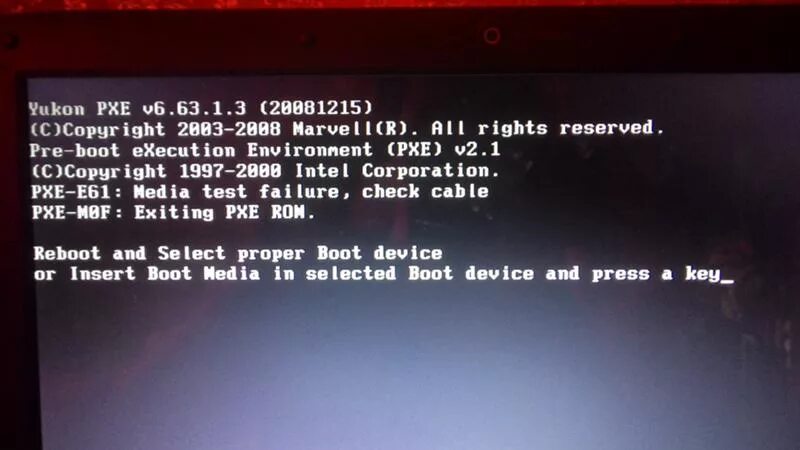 Компьютер горит но не включается. При запуске компьютера черный экран с надписями. При запуске ноутбука черный экран. Черный экран на ноутбуке с надписью. Ноутбук чёрный экран после включения.
