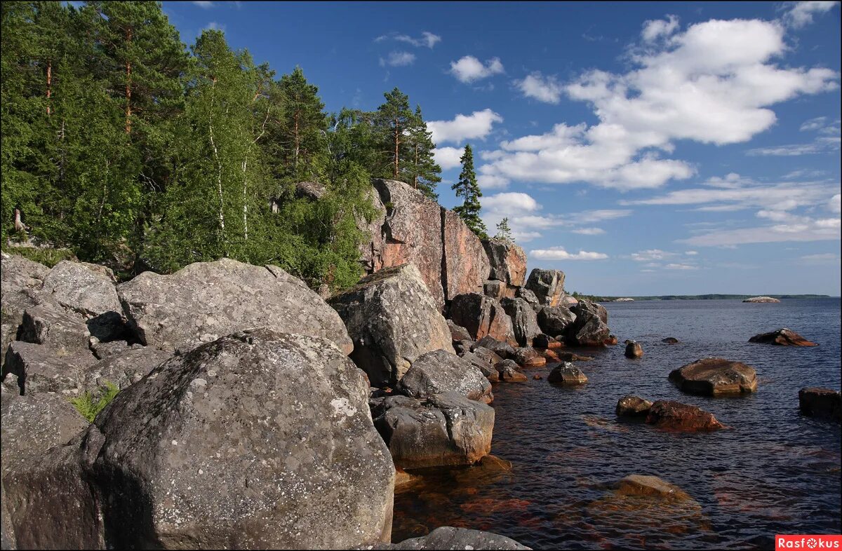 край озер гранитных скал и порожистых. дикие места. ладожские шхеры рифовые горы. куркиеки шхеры. ладожские шхеры рифовые горы.