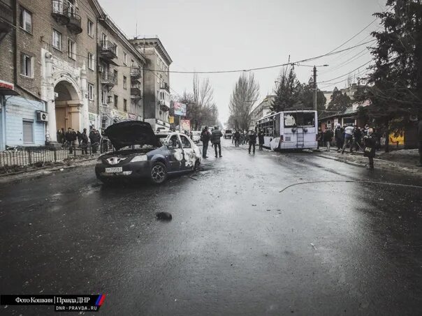 Боссе донецк обстрел. Обстрел троллейбуса в донецке. Обстрел остановки транспорта «донецкгормаш» в донецке. Обстрел остановки транспорта «донецкгормаш» в донецке. Обстрел боссе в донецке 22 января 2015.
