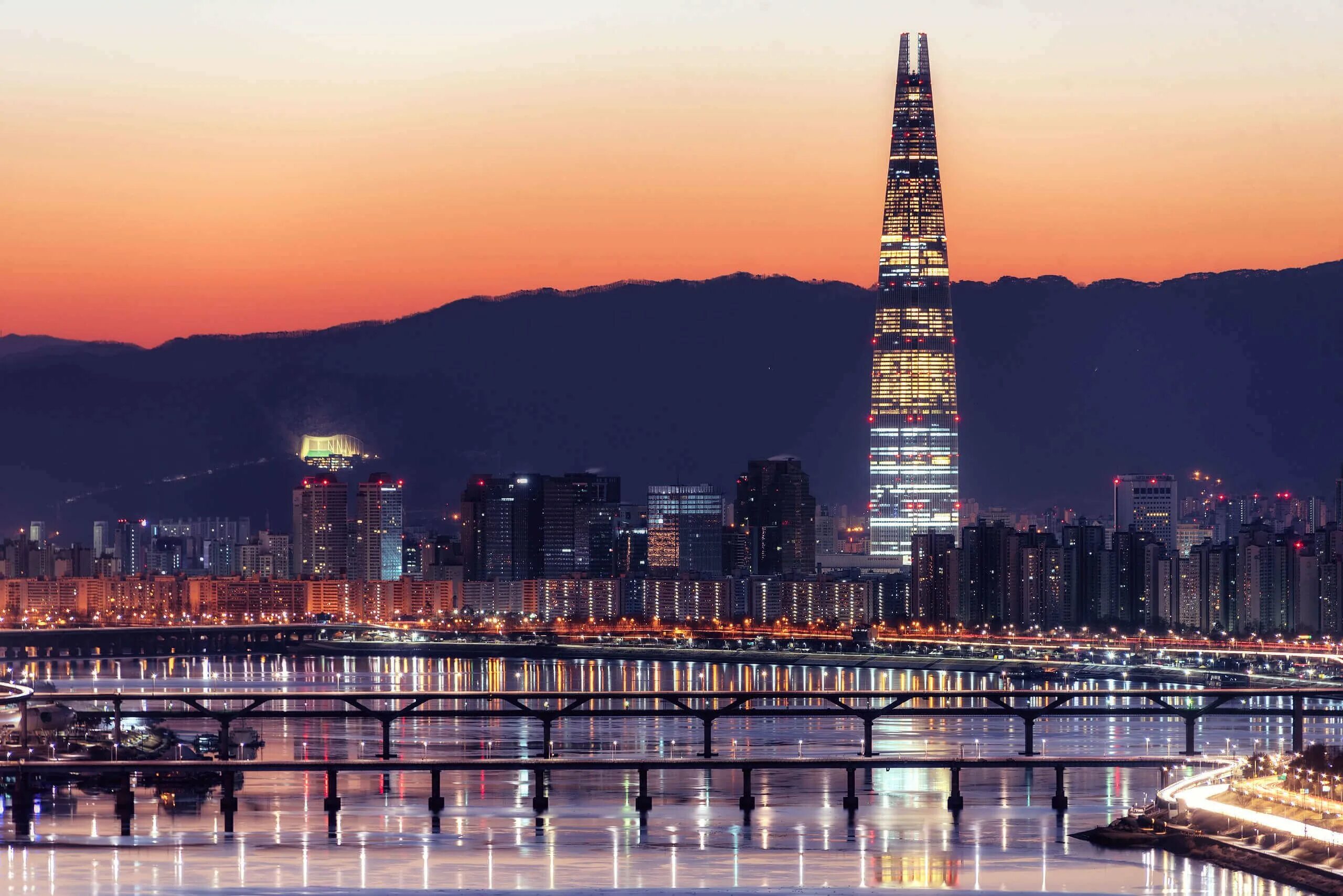 Сеул северная. Lotte tower сеул. башня lotte world. seoul lotte world tower. южная корея лотте небоскреб.