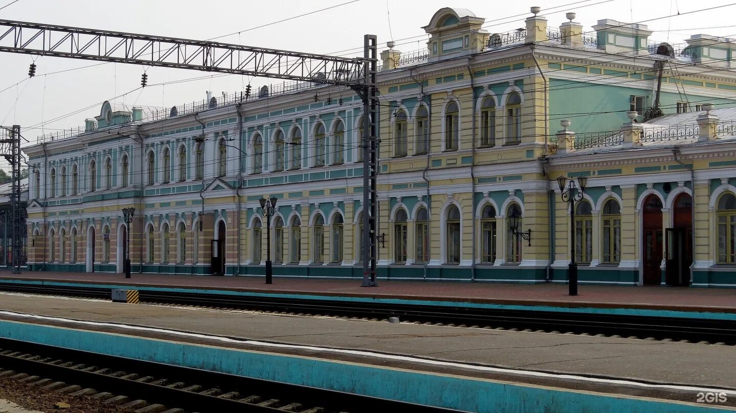 Вокзал иркутск-пассажирский. Железнодорожный вокзал иркутск-пассажирский иркутск. Иркутск пассажирский старый вокзал. Вокзал иркутск. Иркутск вокзал ночью.