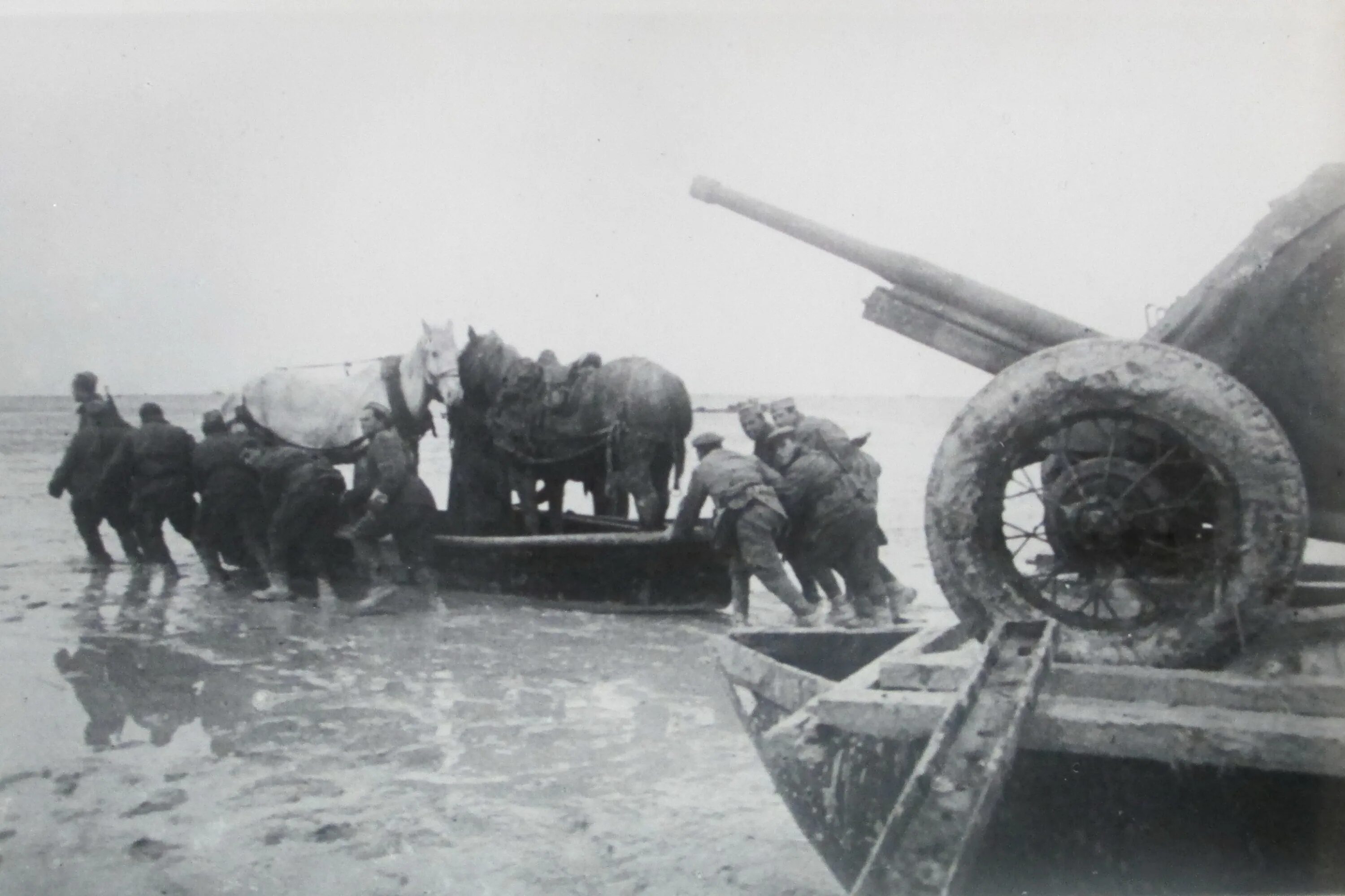 Форсирование сиваша в 1943 году. Сиваш великая отечественная война. Переправа через сиваш 1944. Озеро сиваш гражданская война. Форсирование сиваша.
