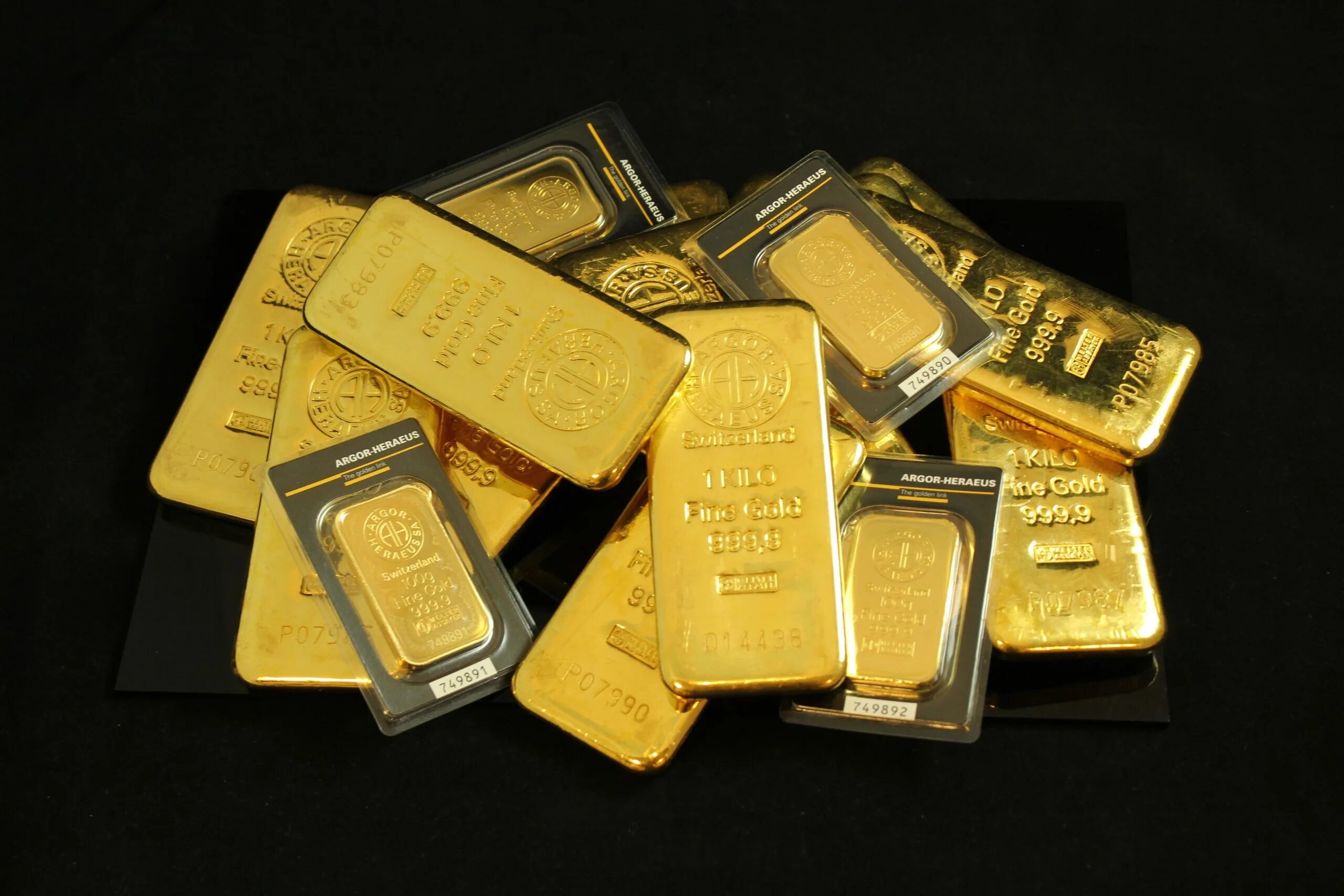 Слиток золота 30 грамм. Слиток золота 12 кг. Слиток золота 10 грамм. 5 Граммовый слиток золота. Продажа золота в банках