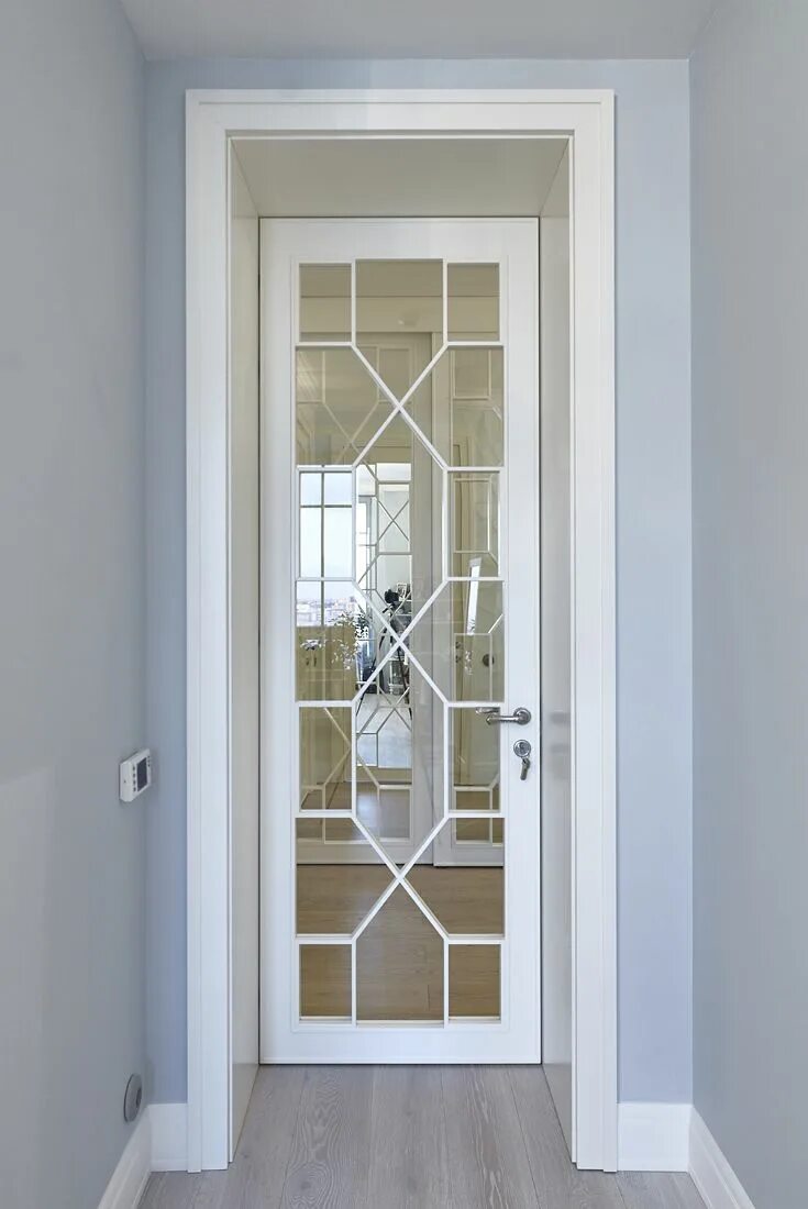 Раскладка двери. Двери с декоративной раскладкой. Межкомнатная дверь Санторини. Двери межкомнатные с раскладкой на стекле в интерьере. Санторини дверь межкомнатная со стеклом.