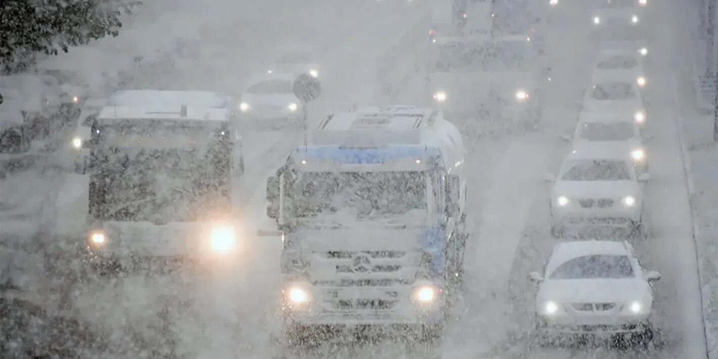 Сильный будет снегопад. Сильный снегопад. Снегопады снежные заносы метели. Сильный снег на дорогах. Снежные заносы в Москве.