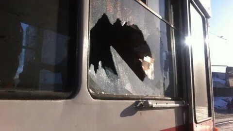 Разбитое окно в автобусе