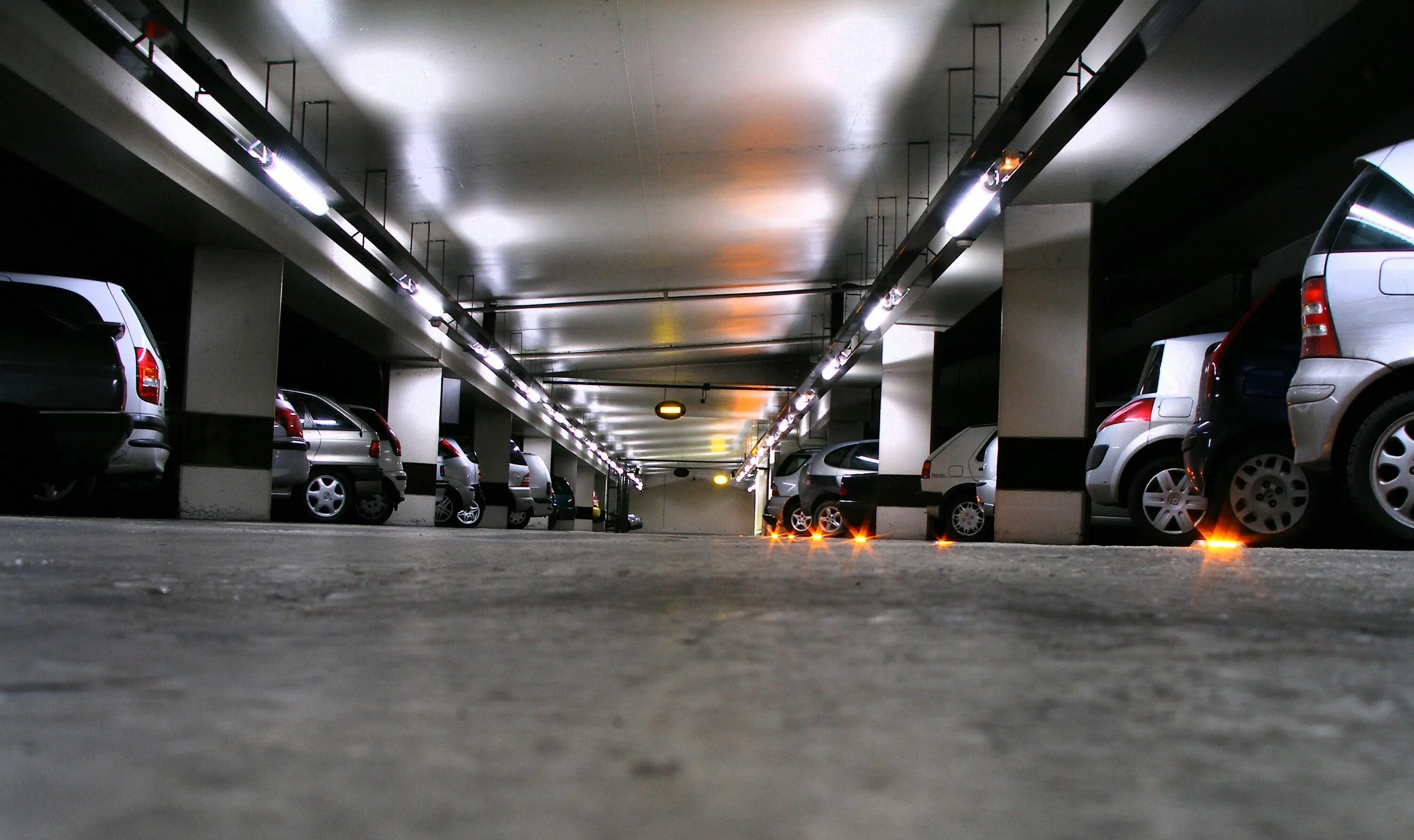 Подземная парковка. Красивая подземная парковка. Красивый паркинг. Современная подземная парковка.