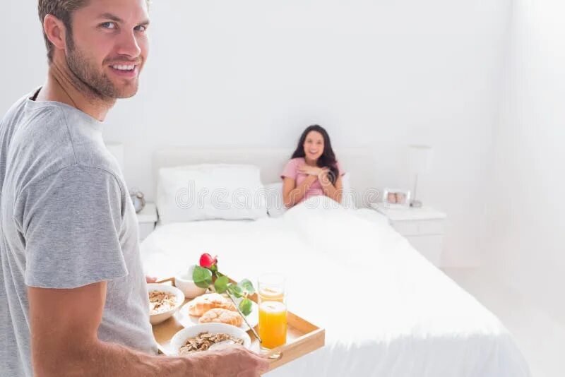 Жена принесла мужу видео. Завтрак в постель. Муж несёт завтрак в постель. Принес завтрак в постель. Парень несет завтрак в постель.