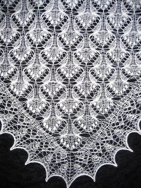 Вязаные шали со схемами спицами для женщин. Вяжем шаль спицами для начинающих схемы пошаговое описание. Ажурный бактус спицами схемы вязания. Шаль вязаная крючком узором паучки. Бактус шаль спицами схемы вязания.