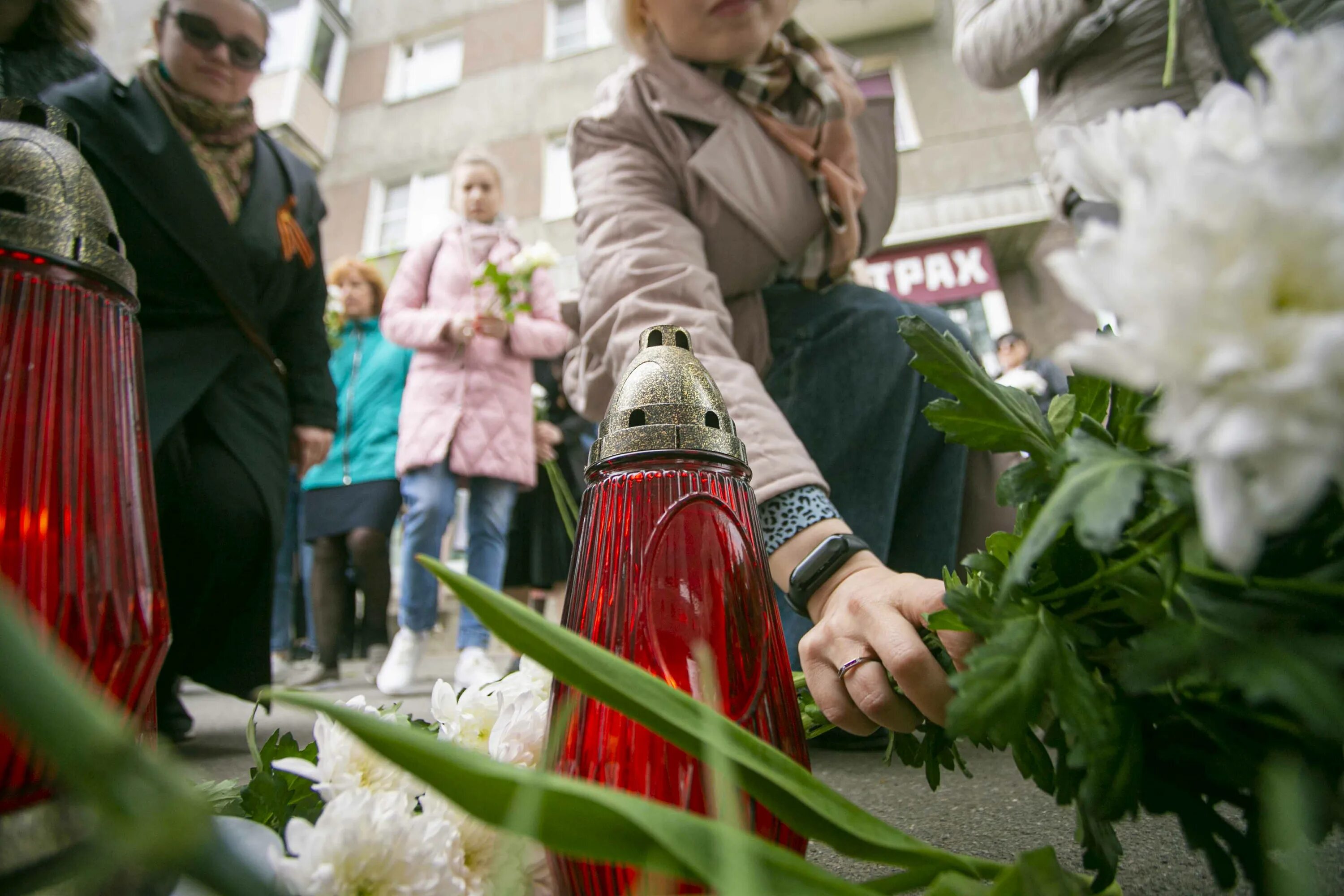 В риге запретили нести цветы