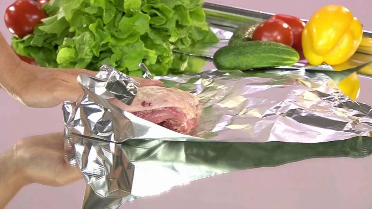 Приготовление овощей в фольге. Алюминиевая фольга в готовке. Приготовление еды в фольге. Овощи в фольге. Хранение продуктов в алюминиевой фольге.