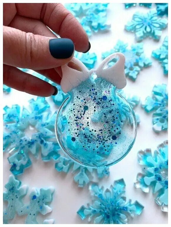 елочные игрушки из эпоксидной смолы. эпоксидная смола елочные игрушки. эпоксидная смола новогодние игрушки. картины из эпоксидки новогодние. новогодние украшения из эпоксидной смолы.