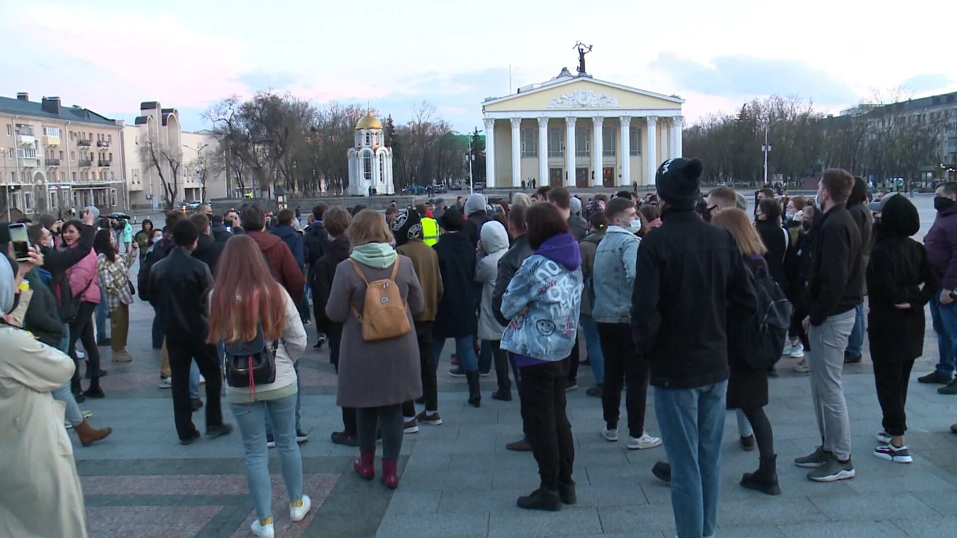 Скопление людей. Митинг в Мурманске 21 апреля. Пикет город. Белгород люди на улице. Белгород 21 апреля