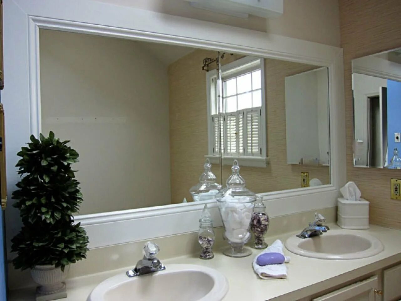 Ванная комната с большим зеркалом. Зеркало в интерьере ванной комнаты. Большое зеркало в ванную. Молдинги в ванной комнате.