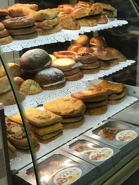 самый вкусный магазин. магазин вкусно. сладкое в магазине. пироженки на витрине. витрина с десертами в кофейне.