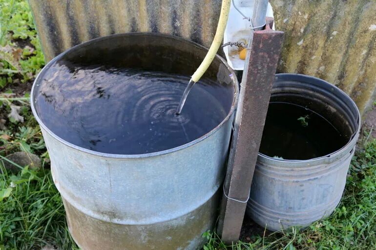 Цветет вода в бочке что делать. Кадка с водой. вода зацвела в бочке.