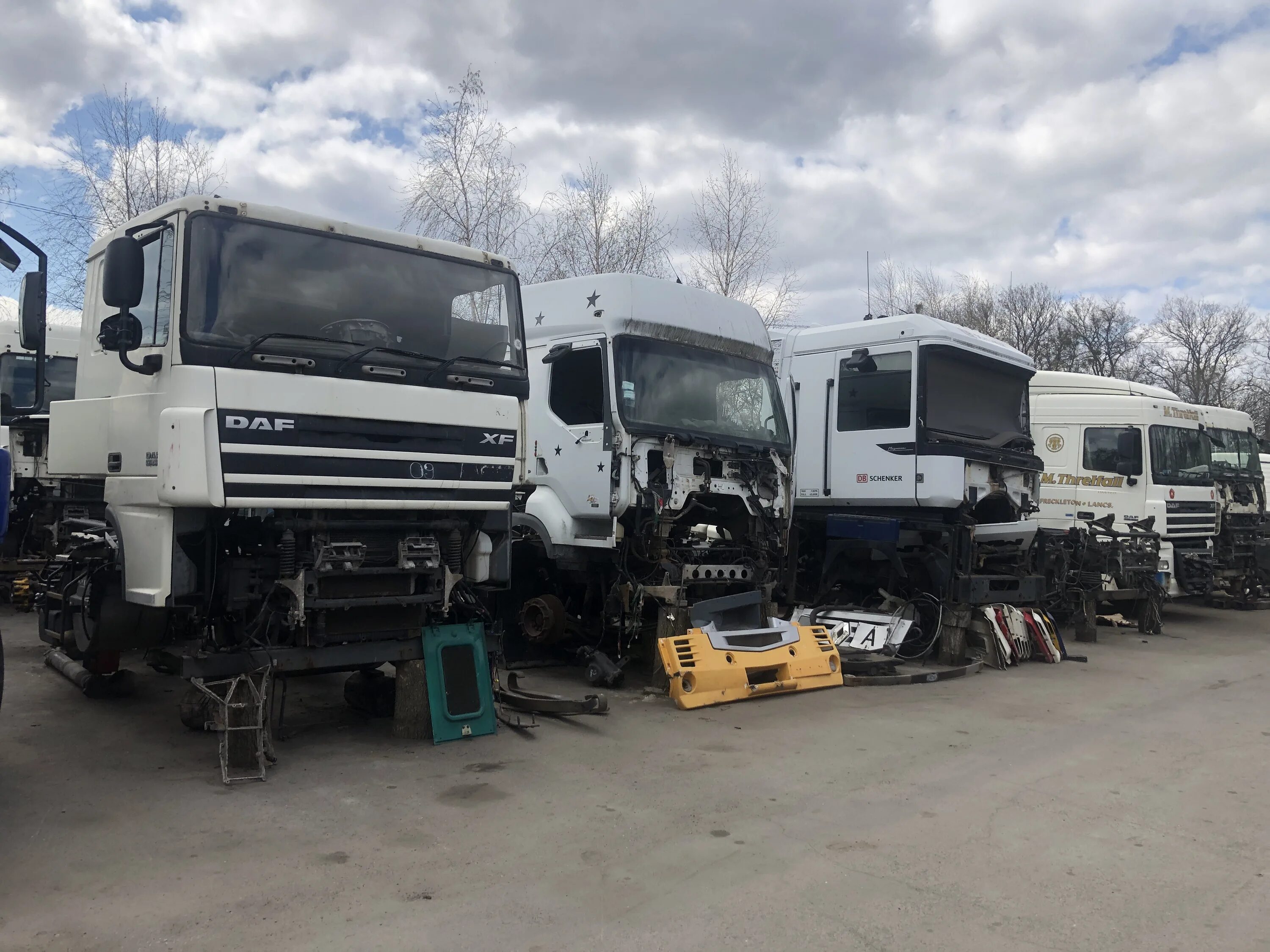 Фуры на разбор. Грузовая авторазборка. Авторазборка грузовых авто. Разборка европейских грузовиков. Авторазбор грузовых автомобилей даф 106.
