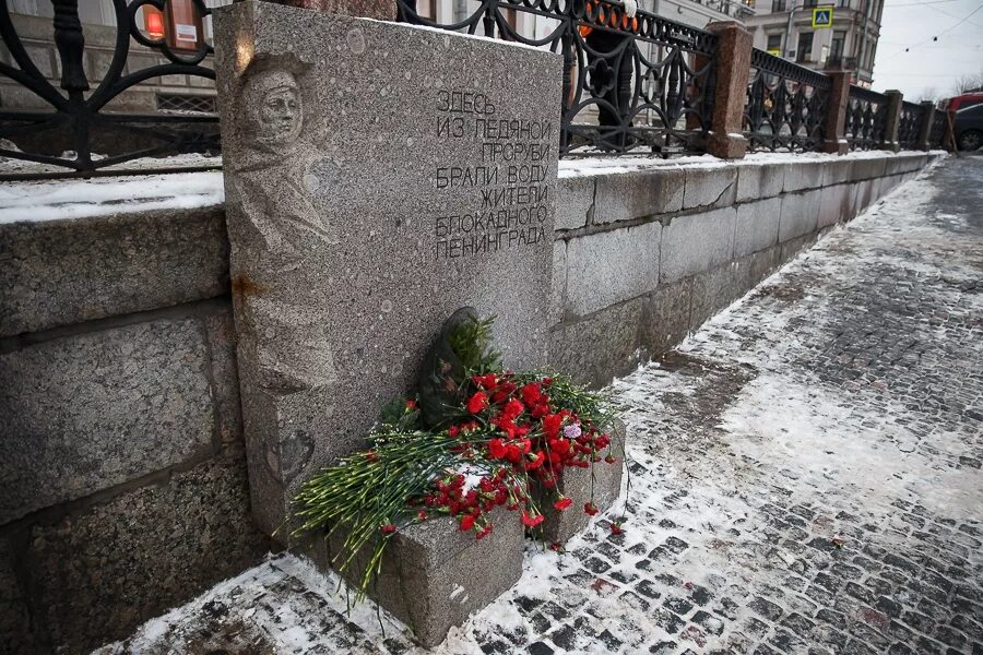 памятник блокадная полынья. по памятным местам. аничков мост следы от снарядов. памятник героическим защитникам ленинграда, разорванное кольцо. памятник «блокадная полынья» в санкт-петербурге.