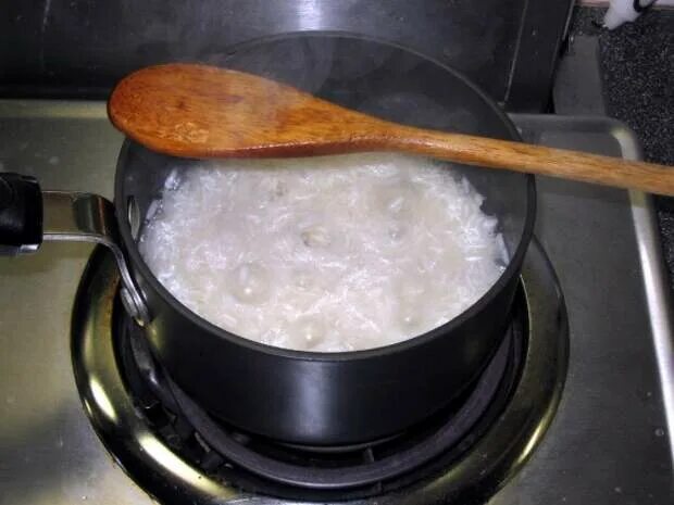 Кипящий рис. Рис кипит в кастрюле. Рис варится и кипит. Рис в кипящую воду или в холодную.
