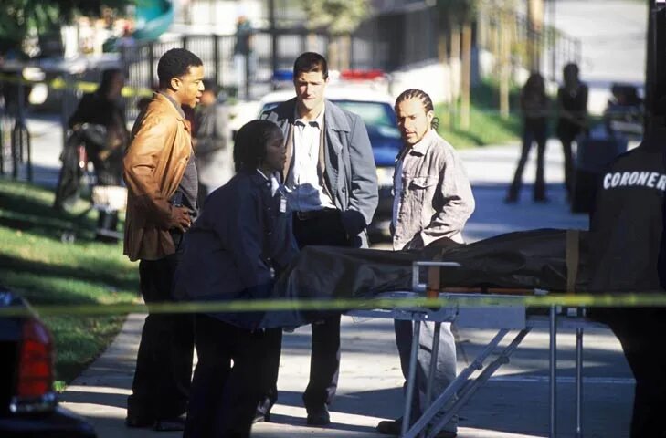 говорящий с призраками 2002. говорящая с призраками 2002. майкл ирби. призрак сериал обложка. расселл хорнсби бесстыжие.