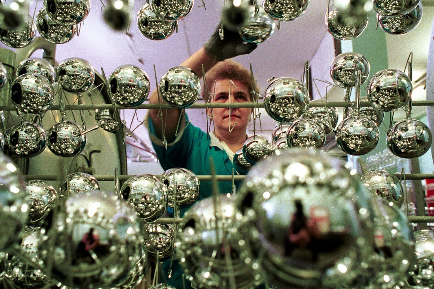 елочная игрушка карачевская фабрика игрушек. фабрика ёлочных игрушек игрушки город карачев. музей фабрики ёлочных игрушек, клин. фабрика елочных игрушек иней. роспись новогодних шаров мастер класс.