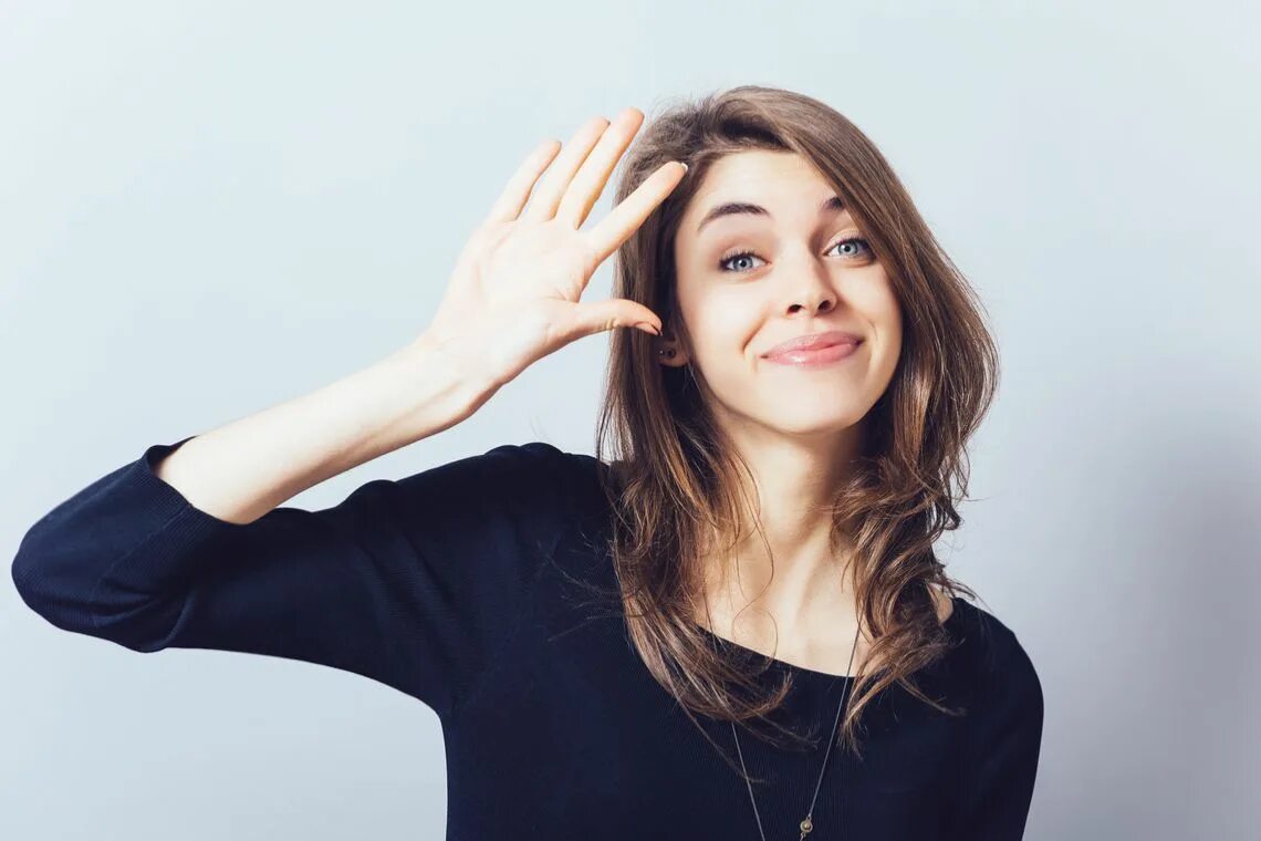 Girls say. Послушная девушка. Девушка показывает привет. Девушка показывает гудбай. Картинка девушка показывает привет.