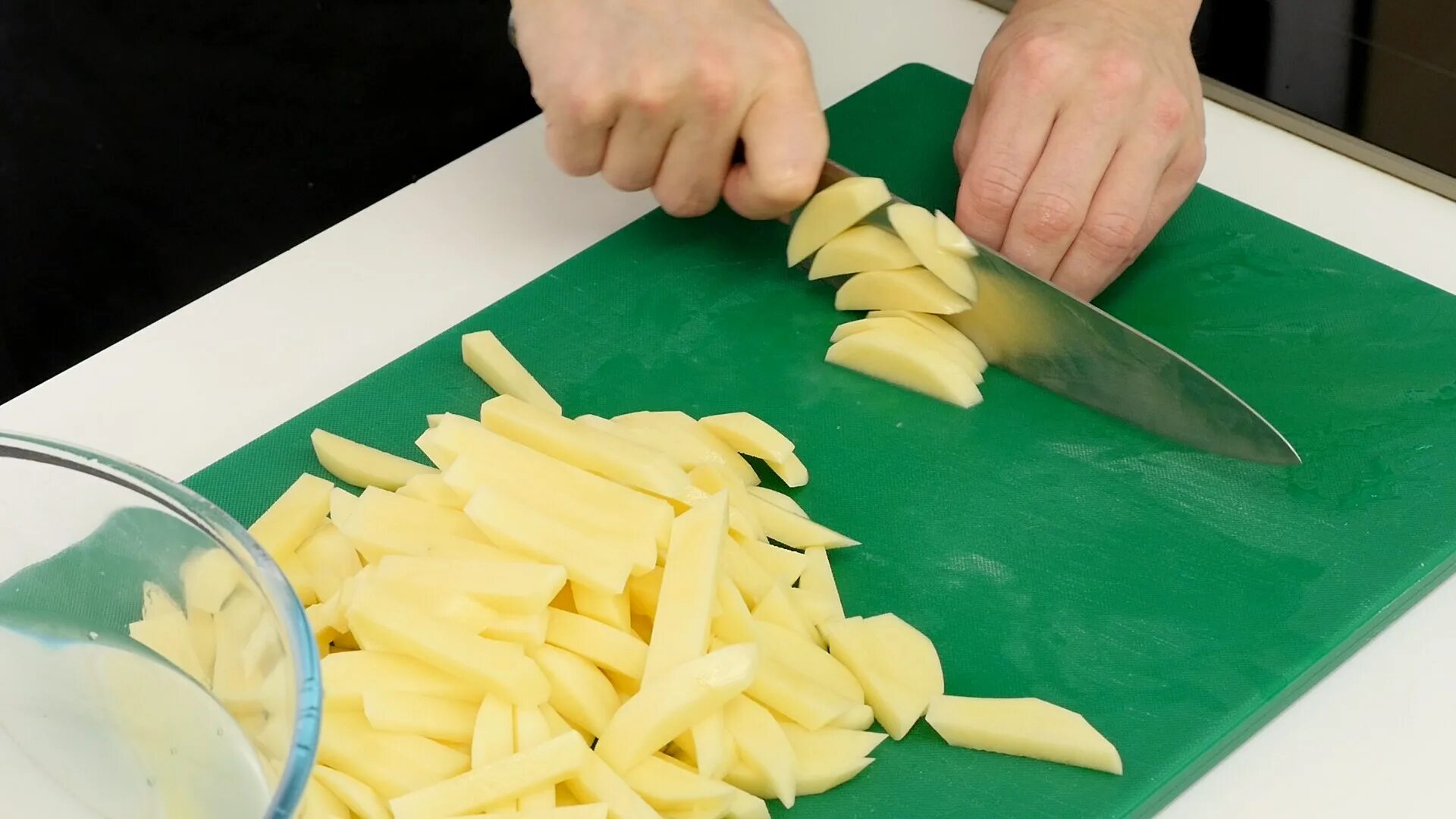 Нарезка ломтиками картофель. Нарезка картофеля. Нарезка картофеля ломтиками. Картошка нарезанная ломтиками. Порезать картошку дольками.