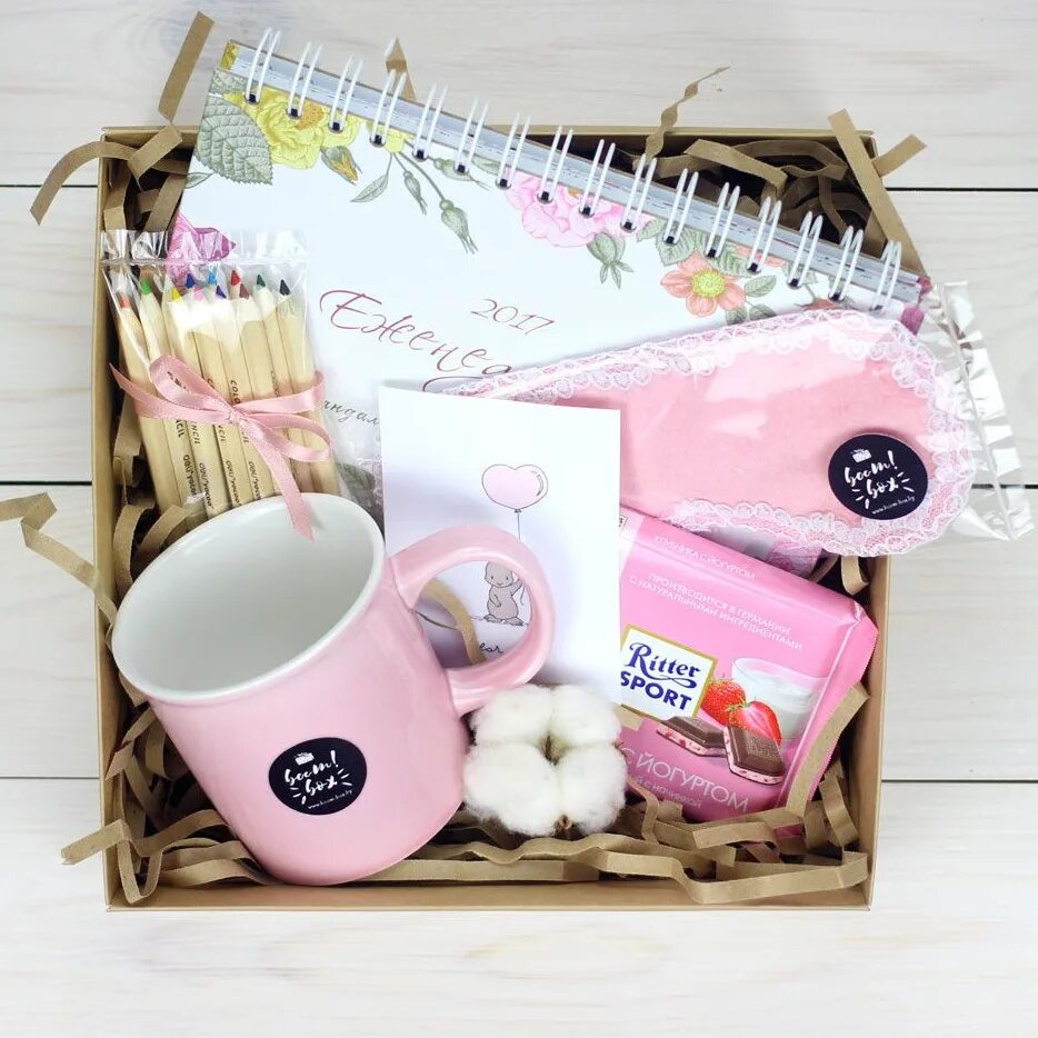 Подарок "подруге". Подарочный набор для волос "happy every day". Милые подарки. Коробка с подарком для девушки. Подарок розовый.