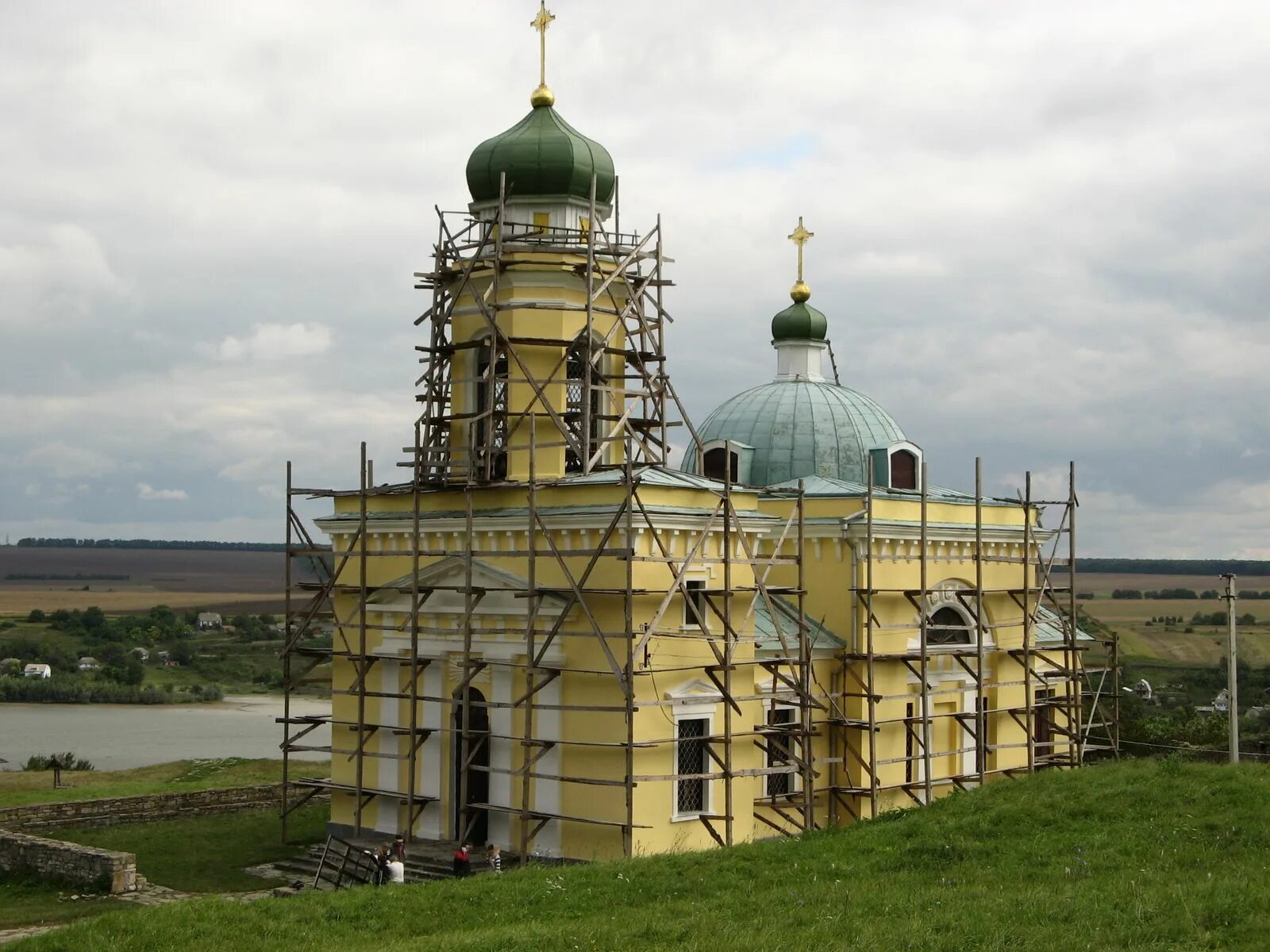 Восстановление храмов в россии. Реставрация церкви. Восстановление храма. Восстановление церквей. Отреставрированные храмы России.