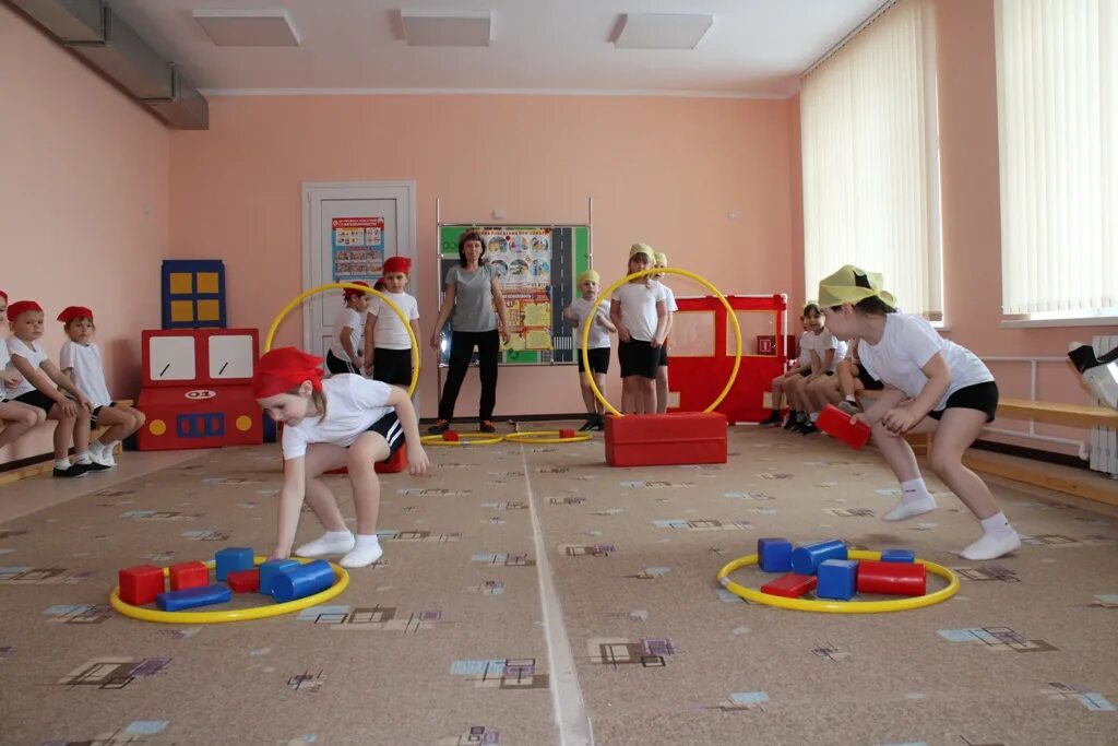 Спортивное развлечение в гостях у бабушки. Развлечение в старшей группе. Физкультурные праздники в детском саду. Спортивное развлечение в детском саду. Спортивный досуг в детском саду.