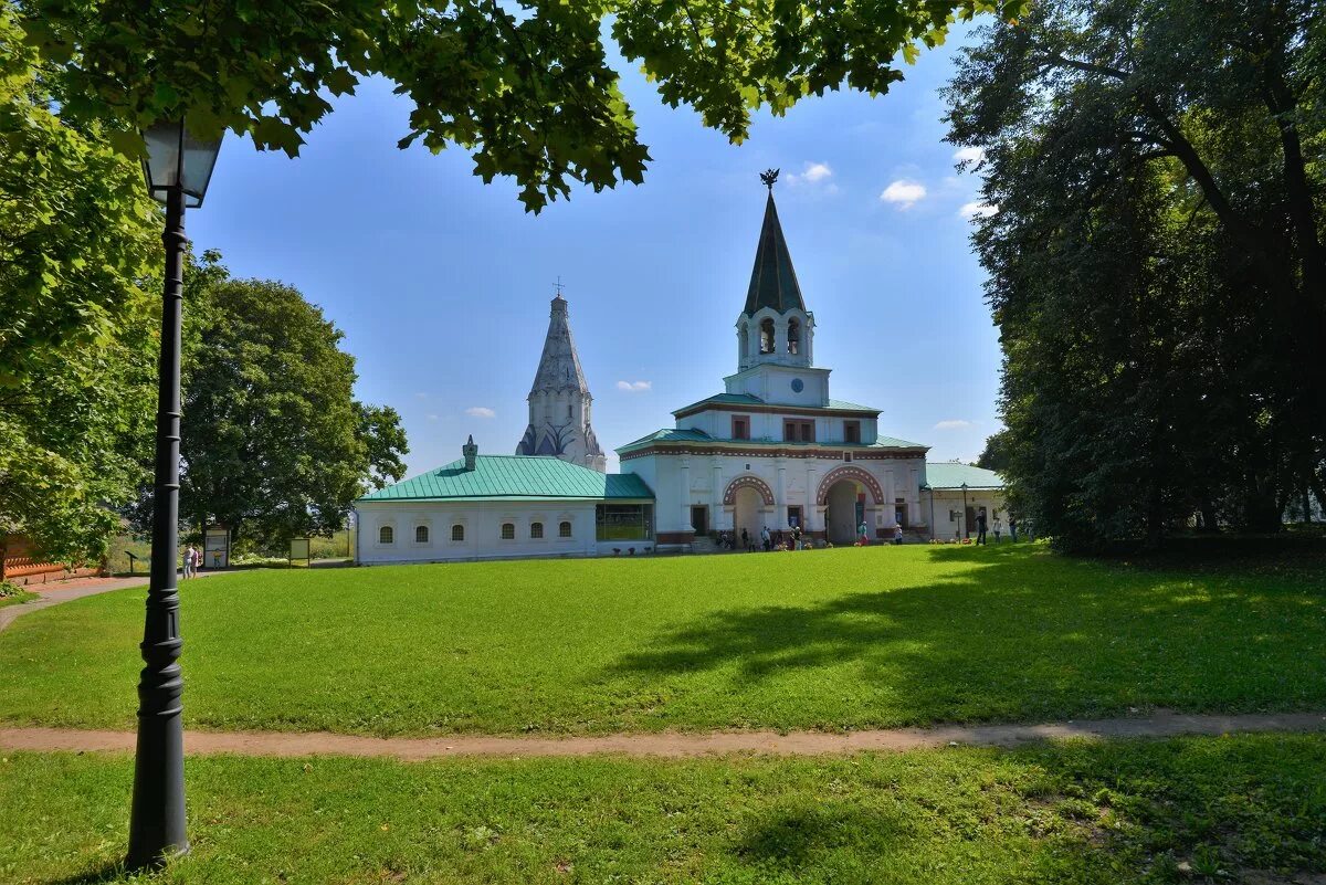 Сегодня в коломенском парке. Парк Коломенское Москва. Церковь в Коломенском парке. Коломенский парк в Москве. Усадьба Коломенское.