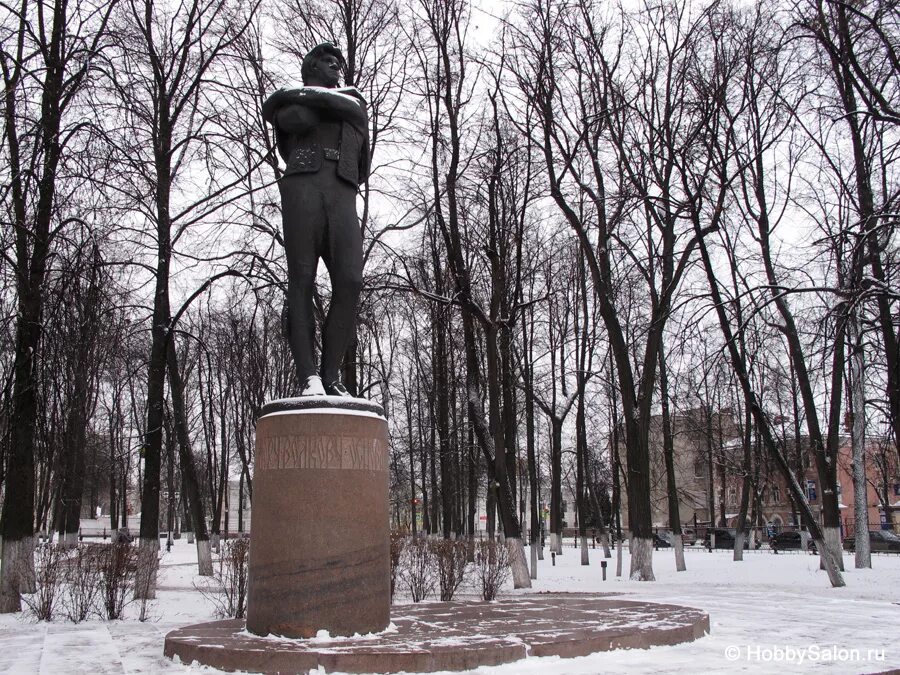 Памятник Волкову в Ярославле. Памятник Федору Григорьевичу Волкову Ярославль. Памятник Федора Волкова Ярославль. Памятник Фёдору Волкову памятники Ярославля. Памятник федору волкову