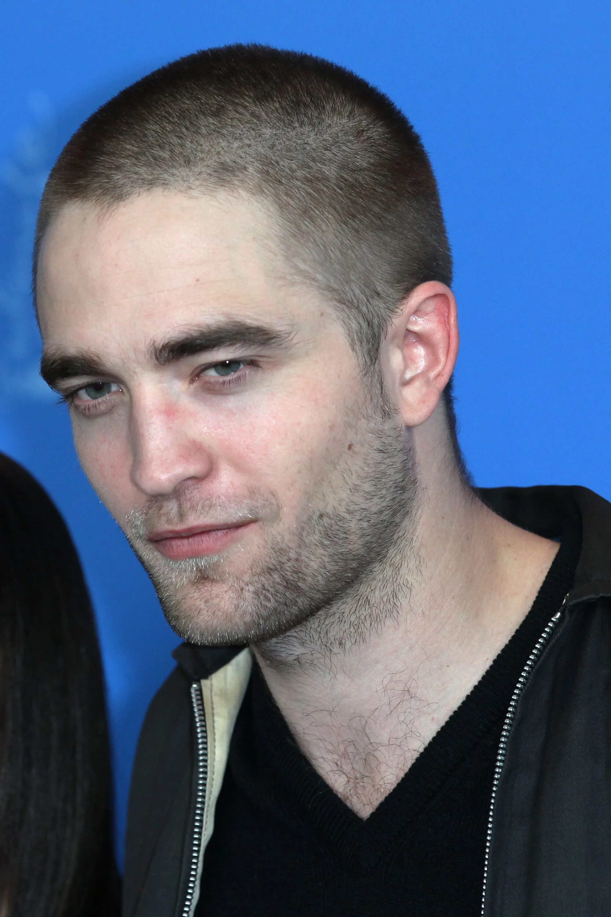 Мм фото. Роберт Паттинсон залысины. Robert Pattinson Buzz Cut. Роберт Паттинсон стрижка Ежик. Роберт Паттинсон облысение.