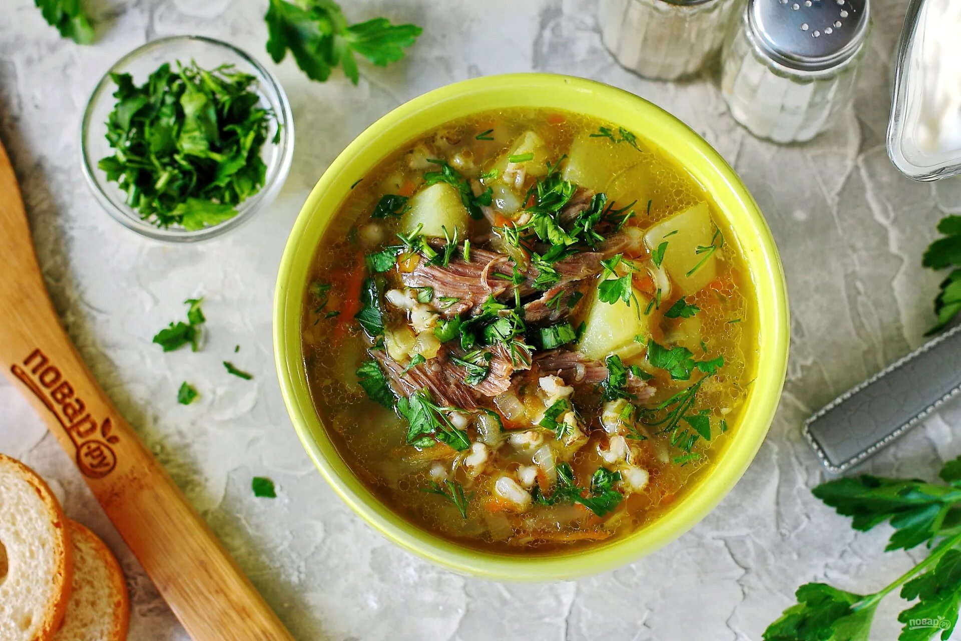 Рецепт рассольника с мясом. Рассольник. Рассольник с перловкой и солеными огурцами. Рассольник со сметаной. Рассольник из баранины.