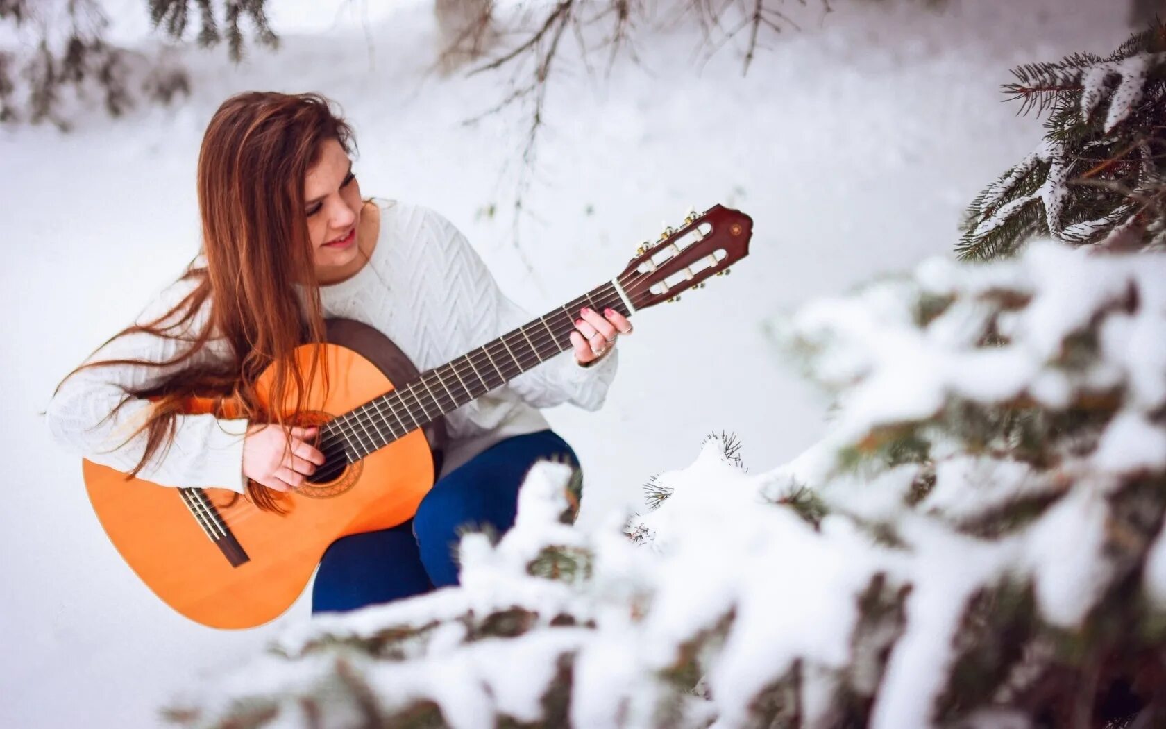 Холодно зимой песня слушать. Фотосессия с гитарой. Фотосессия с гитарой зимой. Красивая девушка с гитарой. Фотосессия с гитарой на природе.
