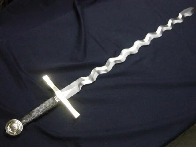 Фламберг бастард. Пламенеющий меч фламберг. Фламберг цвайхандер. Фламберг одноручный. Клинок фламберг.